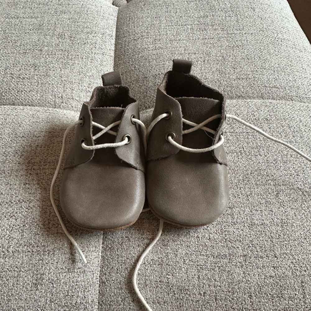 Piper Finn size 4 low top oxfords soft soles.  Like new. Color stone